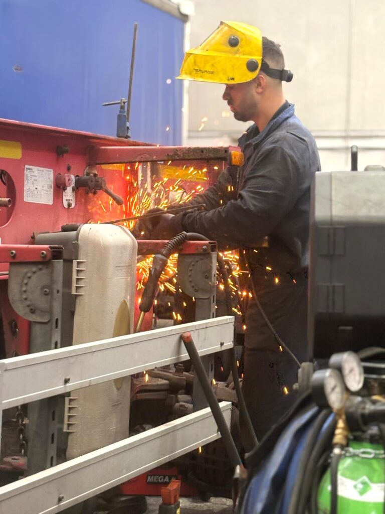 personal de Maprevi usando herramientas para la reparación de un vehículo industrial