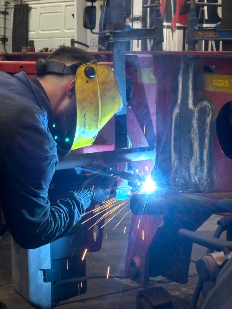 personal de Maprevi realizando una soldadura en la carrocería de un vehículo de transporte de coches